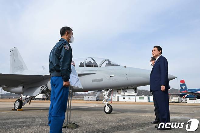(서울=뉴스1) 오대일 기자 = 윤석열 대통령이 24일 경남 사천 한국항공우주산업(KAI)을 방문해 FA-50 전투기를 참관하고 있다. (대통령실 제공) 2022.11.24/뉴스1  Copyright (C) 뉴스1. All rights reserved. 무단 전재 및 재배포 금지.