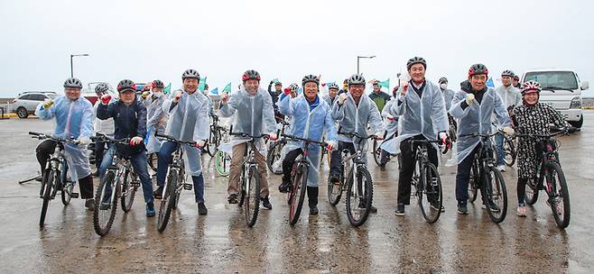 [제주=뉴시스] 제주도의원과 도의회 직원 등이 24일 오전 제주시 용담체육공원과 이호테우해수욕장 일원에서 탄소중립 녹색 생활 실천을 위한 '자전거 이용 생활화 및 그린 플로깅 캠페인' 활동을 하고 있다. 2023.04.24. photo@newsis.com *재판매 및 DB 금지