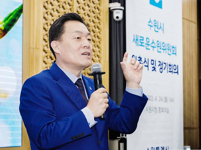 [수원=뉴시스] 이재준 경기 수원시장이 24일 시청 중회의실에서 열린 '새로운 수원위원회' 출범식에서 인사말을 하고 있다. (사진=수원시 제공) 2023.04.24. photo@newsis.com *재판매 및 DB 금지