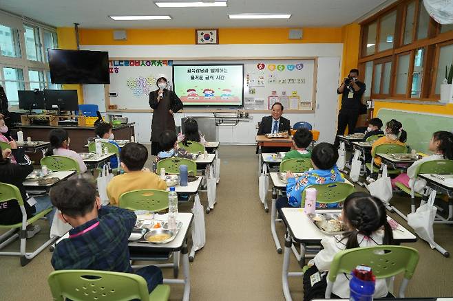 학생들의 급식 모습. 부산시교육청 제공