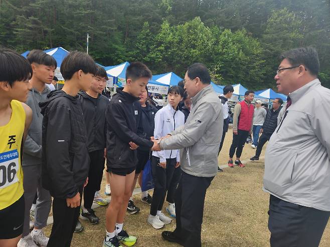 주낙영 경주시장이 울진에서 열리는 도민체육대회 육상경기장 찾아 선수단을 격려하고 있다. 경주시 제공