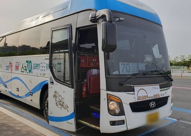 24일 오전 7시38분쯤 김포공항역 정류장에 김포 시내버스 70번 노선에 추가 투입된 전세버스가 도착하고 있다. 김동환 기자