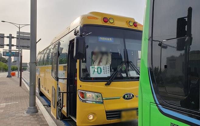 24일 오전 7시51분쯤 김포공항역 정류장에 김포 시내버스 70번 노선에 추가 투입된 전세버스가 도착하고 있다. 김동환 기자