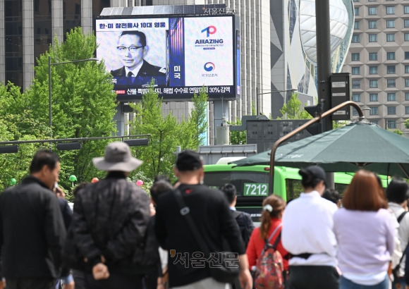 24일 서울 중구 한국프레스센터 전광판에 한미동맹 70주년 기념 한국전쟁 참전용사 헌정영상이 송출되고 있다. “한미동맹 70주년을 맞이해 한국전쟁 참전 용사들에게 존경과 감사의 뜻을 담았다.10대 영웅은 보훈처와 한미연합군사령부가 공동으로 선정했다.2023.4.24안주영 전문기자