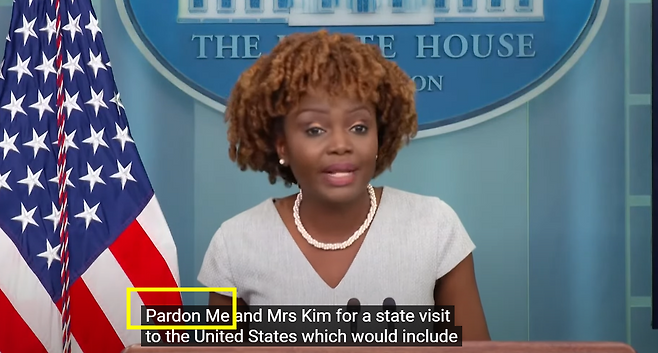 카린 장-피에르 백악관 대변인은 지난 21일(현지시간) 브리핑(사진)에서 윤 대통령의 방미 일정을 기자들에게 설명하며 “바이든 대통령 부부가 오는 수요일 국빈 방문하는 윤 대통령과 김 여사를 맞이한다”고 전하는 과정에서 윤 대통령을 ‘운 대통령’이라고 발음한 뒤 ‘죄송합니다’(pardon me)라고 말했다. 그러나 이후에도 윤 대통령을 ‘운 대통령’이라고 발음했다