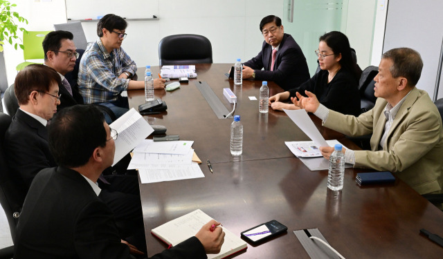 19일 서울경제신문 편집국 중회의실에서 열린 서울경제 독자권익위원회 4월 정례 회의에서 위원들이 뉴스 콘텐츠에 대해 토의하고 있다. 성형주 기자