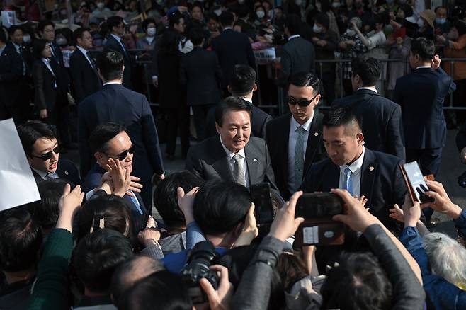 윤석열 대통령이 4월1일 대구 서문시장에서 열린 '서문시장 100주년 기념식'에서 대구 시민들과 인사하고 있다. ⓒ연합뉴스