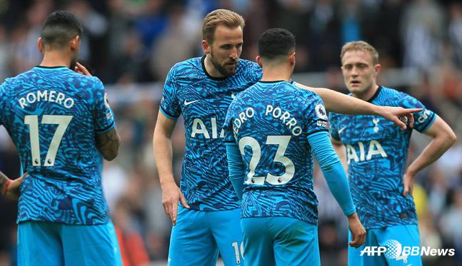 토트넘 선수들이 23일 뉴캐슬의 세임트제임스파크에서 열린 잉글랜드 프리미어리그(EPL) 32라운드 뉴캐슬와 원정경기에서 실점한 뒤 실망스러운 표정을 짓고 있다. /AFPBBNews=뉴스1