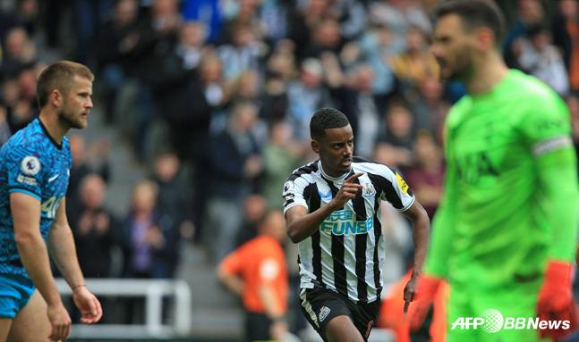 뉴캐슬 공격수 알렉산드르 이삭(가운데)이 23일 뉴캐슬의 세임트제임스파크에서 열린 잉글랜드 프리미어리그(EPL) 32라운드 토트넘과 홈경기에서 골을 넣고 세리머니를 펼치고 있다. /AFPBBNews=뉴스1