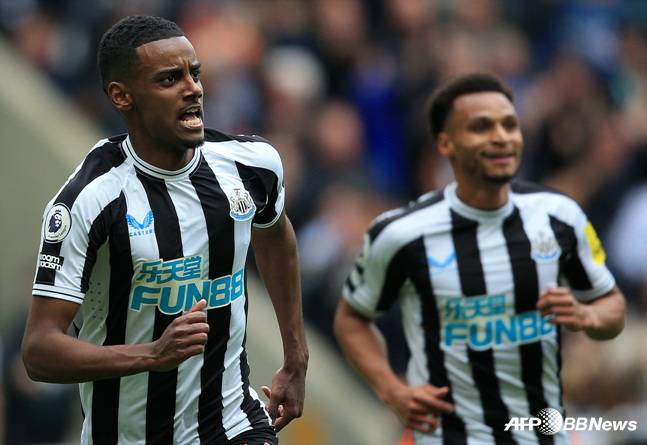 뉴캐슬의 알렉산드르 이삭(왼쪽)이 23일 뉴캐슬의 세임트제임스파크에서 열린 잉글랜드 프리미어리그(EPL) 32라운드 토트넘과 홈경기에서 골을 넣고 세리머니를 펼치고 있다. /AFPBBNews=뉴스1