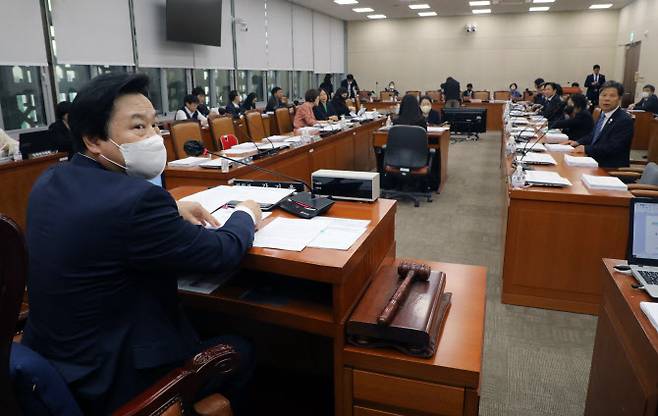 강기윤 국회 보건복지위원회 제1법안심사소위원장이 25일 오후 서울 여의도 국회에서 열린 보건복지위원회 제1법안심사소위원회에서  발언을 하고 있다. (사진=뉴스1)