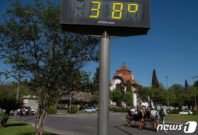 이번주 스페인에 최고 기온이 40도까지 올라가는 폭염이 찾아온다. 사진은 24일(현지시간) 기온이 38도를 기록한 스페인 세비야에서 마차가 지나다니는 모습. ⓒ AFP=뉴스1 ⓒ News1 박재하 기자