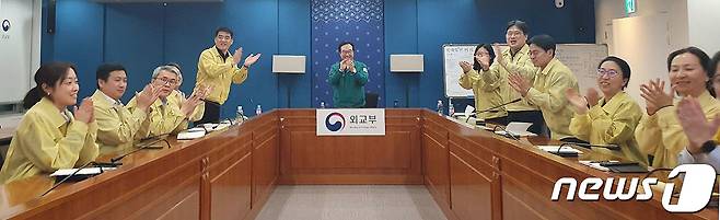 이도훈 외교부 제2차관을 비롯한 직원들이 24일 오후 청사 내 상황실에서 최근 군벌 간 무력충돌로 다수 사상자가 발생한 북아프리카 수단에서 우리 교민을 대피·철수시키는 '프라미스' 작전 성공 소식에 기뻐하고 있다. (외교부 제공) 2023.4.25/뉴스1