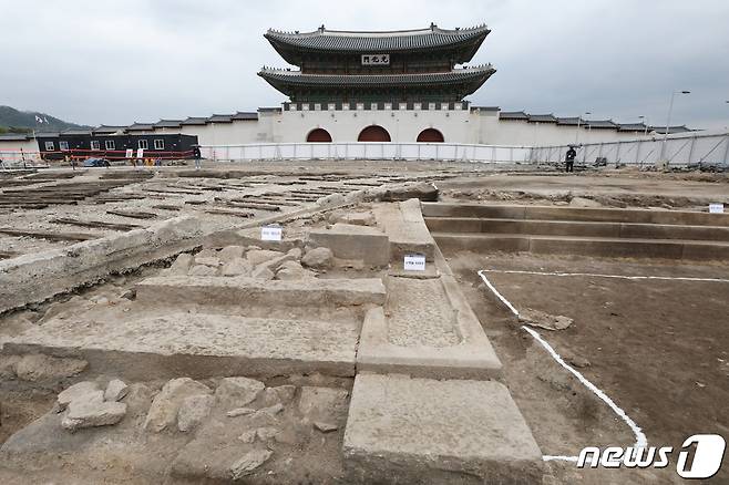 국립서울문화재연구원 관계자들이 25일 서울 종로구 경복궁 앞에서 광화문 월대의 복원정비를 위해 진행 중인 발굴조사의 성과와 향후 복원계획을 언론에 공개하고 있다. 2023.4.25/뉴스1 ⓒ News1 허경 기자