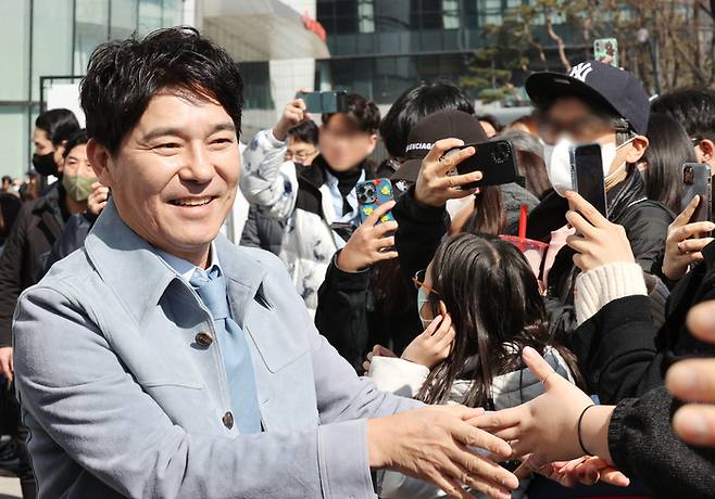 지난 2월 서울 송파구 롯데월드타워에 오픈한 세븐일레븐 ‘소주한잔’ 팝업스토어에서 인사 나누는 가수 임창정. 연합뉴스