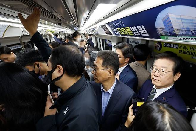 김포골드라인 탑승한 이재명.ⓒ국회사진취재단