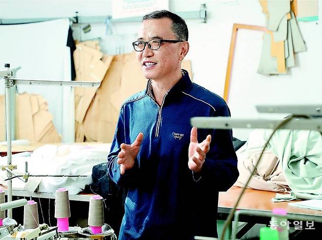 20일 서울 동대문구 일명 ‘창신동 봉제거리’의 한 봉제공장에서 만난 한석호 전태일재단 사무총장은 “코로나19 확산 사태 당시 
이곳은 사장과 근로자가 모두 비슷한 처지로 가릴 것 없이 힘들었다”고 말했다. 그는 “대기업 정규직 노조, 거대 노총이 이들 같은
 저임금 노동자들의 처우를 30년 가까이 외면해 왔다”고 비판했다. 신원건 기자 laputa@donga.com