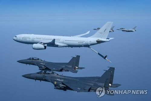 2023년 4월 32일 공군 다목적 공중급유수송기 KC-330 시그너스가 피급유기인 F-15K, KF-16 전투기 편대와 함께 공중급유임무 수행을 위해 대형을 유지하며 비행하고 있다. [공군 제공. 연합뉴스 자료사진]