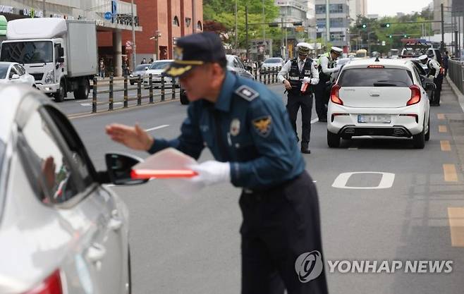 '우회전 시 일시정지' 위반 단속 / 연합뉴스