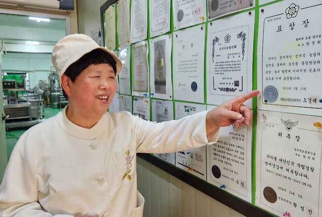 함정희 대표가 지난 21일 전북 전주 팔복동에 있는 자신의 생산 공장에 모아둔 표창과 상장 등에 대해 설명하고 있다. 부도위기에 몰린 함 대표를 지켜주는 소중한 자산들이다. 사진=강인 기자