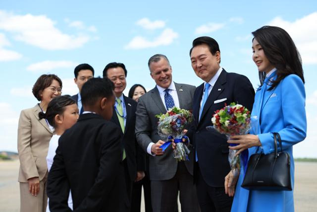 미국을 국빈 방문한 윤석열(오른쪽 두 번째) 대통령과 김건희(맨 오른쪽) 여사가 24일 미국 워싱턴 앤드루스 공군기지에 도착한 뒤 환영 행사에서 화동들과 인사하고 있다. 대통령실사진기자단 제공