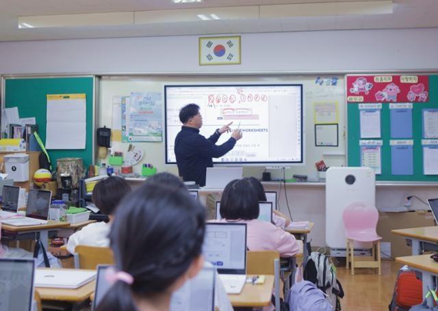 경기 의왕시 덕성초등학교 교실에서 에듀테크 플랫폼 웨일 스페이스를 통해 수업을 진행하고 있다. 네이버 제공