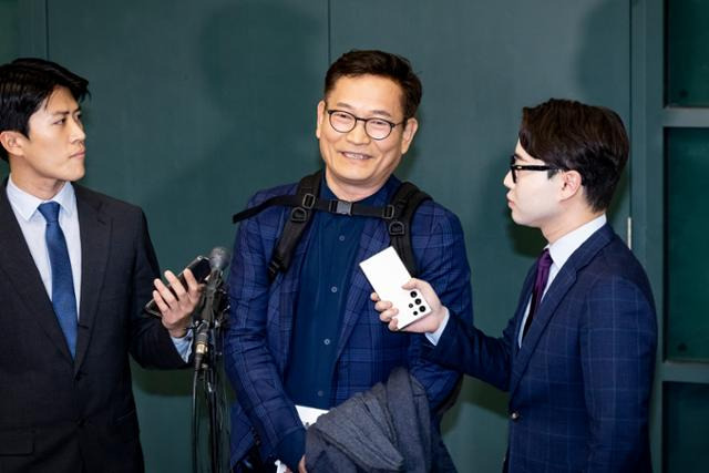 송영길 전 더불어민주당 대표가 프랑스에 체류하다 더불어민주당의 2021년 전당대회 돈 봉투 살포 의혹으로 24일 인천국제공항으로 입국하고 있다. 영종도=하상윤 기자