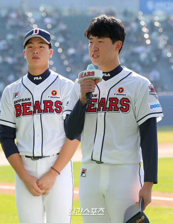 두산베어스의 팬 이벤트 '곰들의 모임' 이 3년 만에 지난해 11월 20일 오후 서울 잠실구장에서 열렸다. 두산 베어스에 입단한 김유성이 홈 팬들에게 인사하고 있다. 이날 '곰들의 만남'에 이어 두산베어스와 JTBC 야구예능 '최강야구' 최강몬스터즈의 이벤트 매치도 진행됐다. 잠실=김민규 기자 mgkim1@edaily.co.kr