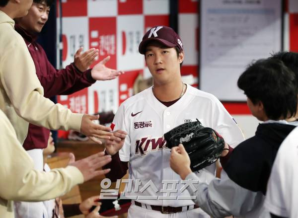 2023 KBO 프로야구 키움히어로즈와 kt위즈의 경기가 25일 오후 서울 고척스카이돔에서 열렸다. 7회초 수비에서 노히트노런을 놓쳤지만 무사 1,3루 위기를 무실점으로 막은 안우진이 이닝을 마치고 동료들의 축하를 받고 있다. 고척=김민규 기자 mgkim1@edaily.co.kr /2023.04.25/