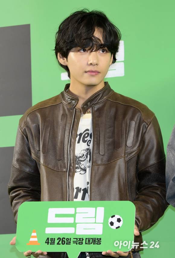 ''드림' 홍보맨 자처하는 글로벌스타' 그룹 방탄소년단(BTS) 뷔(김태형)가 24일 오후 서울 강남구 삼성동 메가박스 코엑스에서 열린 영화 '드림'(감독 이병헌) VIP 시사회에 참석하고 있다. [사진=정소희 기자]