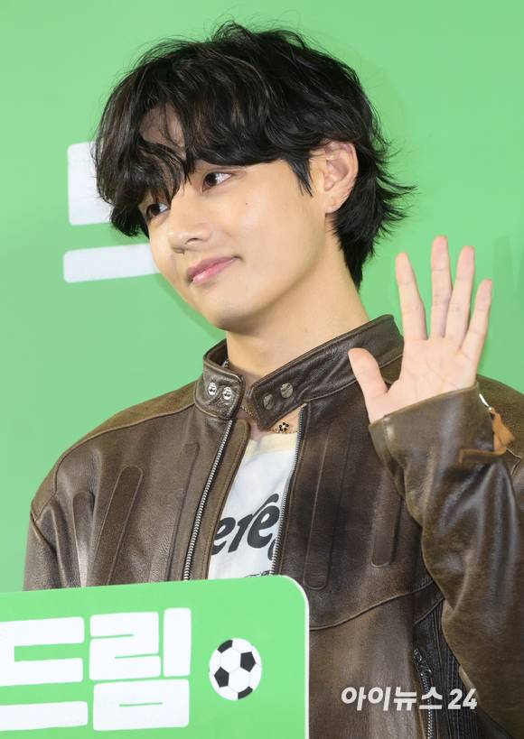 '조각 비주얼' 그룹 방탄소년단(BTS) 뷔(김태형)가 24일 오후 서울 강남구 삼성동 메가박스 코엑스에서 열린 영화 '드림'(감독 이병헌) VIP 시사회에 참석하고 있다. [사진=정소희 기자]