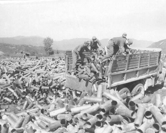 6ㆍ25 전쟁 때 포탄을 발사하고 남은 탄피를 야적장에 하역하고 있다. 미국 국립문서기록관리청(NARA)