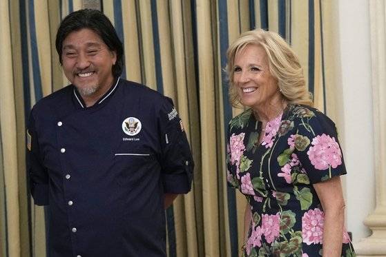 윤석열 대통령 초대 국빈 만찬을 위해 질 바이든 미국 대통령 부인(오른쪽)이 '게스트 쉐프'로 초대한 한국계 미국인 요리사 에드워드 리(왼쪽)가 24일 언론 브리핑을 했다. [AP=연합뉴스]