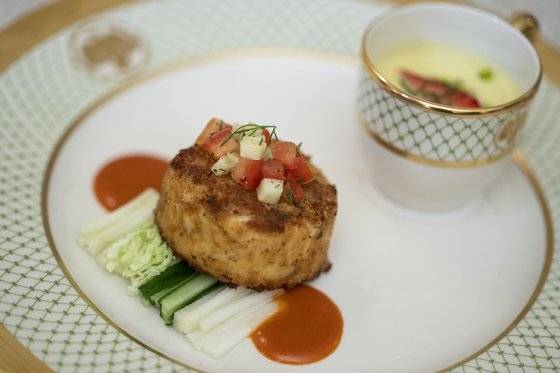 26일 국빈 만찬 첫 코스인 '메릴랜드 크랩 케이크'. 배추 등 채소에 '고추장 비네그렛'을 곁들였다. [EPA=연합뉴스]