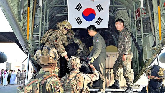 무력충돌이 벌어진 수단에서 체류 중이던 한국 교민 등이 24일(현지시간) 공군의 C-130J '슈퍼허큘리스' 수송기를 타고 사우디아라비아 제다 공항에 도착했다. 국방부 제공