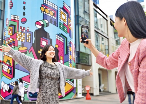 롯데백화점은 서울시와 함께 오는 28일부터 다음달 7일까지 ‘명동 페스티벌’을 연다. 페스티벌 기간에 명동 거리를 개성 있는 그래픽으로 꾸밀 계획이다.  롯데백화점 제공