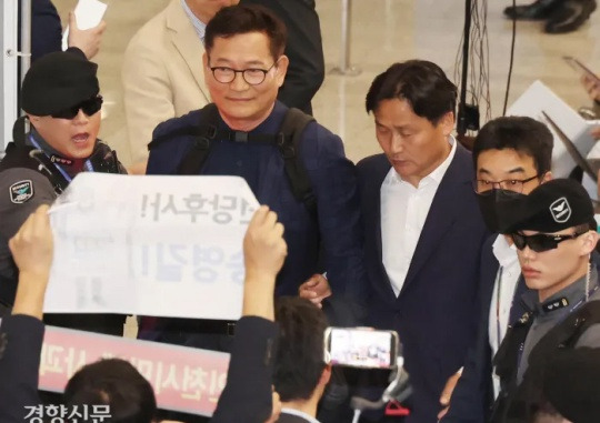 Between Support and Criticism: Song Young-gil, former leader of the Democratic Party, who allegedly handed out cash envelopes at the time of the Democratic Party’s convention, arrives at passenger Terminal 1 at Incheon Airport on April 24. Yeongjong-do, Lee Joon-heon