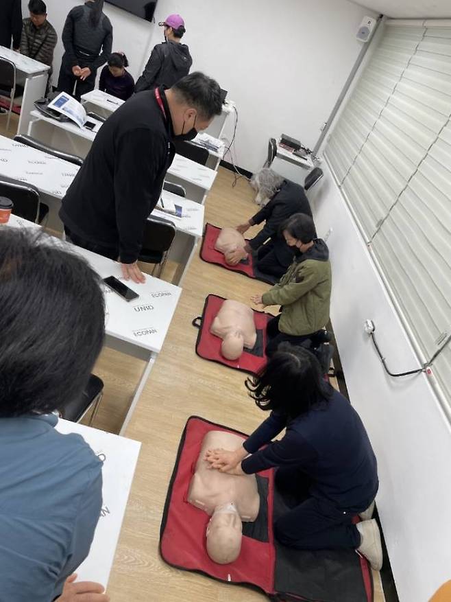 재난안전보안관 자격증 취득 희망자들이 재난안전을 위해 심폐소생술 실습을 하고 있다&nbsp;
