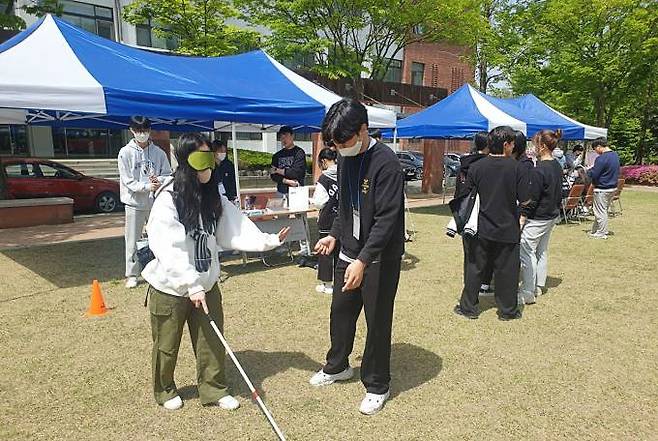 대구한의대 장애학생지원센터는 지난 20일 3T공원에서  장애이해 프로그램을 진행했다. (대구한의대 제공) 2023.04.25