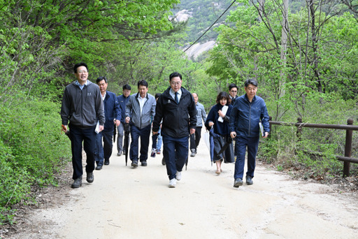 강수현 양주시장과 금철완 부시장 등이 우이령길을 걸으며 탐방로 곳곳을 살펴보고 있다. 양주시 제공