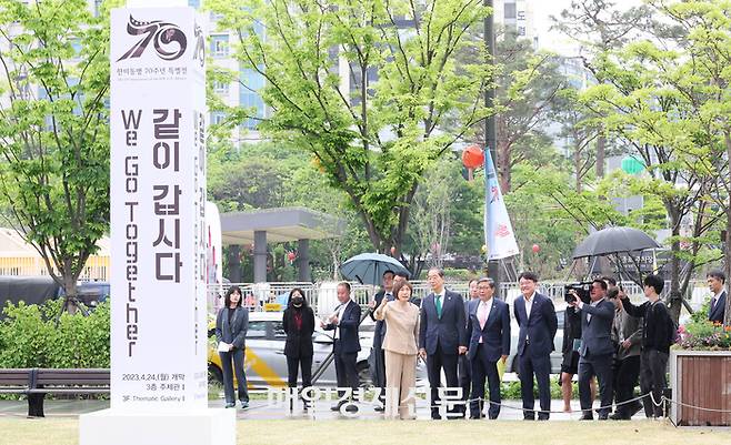 한덕수 국무총리가 25일 오후 서울 종로구 대한민국역사박물관에서 열린 한미동맹 70주년 특별전 ‘같이 갑시다’를 찾아 관람하며 사진을 찍고 있다. 2023.04.25. [이충우기자]