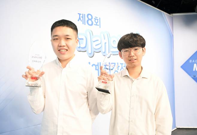 우승한 권효진(왼쪽)과 준우승한 김범서.[한국기원 제공]