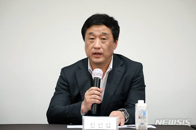 [서울=뉴시스] 박진희 기자 = 신선섭 대한민국오페라페스티벌 조직위원장이 25일 서울 서초구 예술의전당 무궁화홀에서 제14회 대한민국오페라페스티벌 기자간담회를 하고 있다. 제14회 대한민국오페라페스티벌 오프닝 콘서트 '오페라 갈라 콘서트'가 롯데콘서트홀에서 축제의 문을 연다. 예술의전당 오페라극장에서 글로리아오페라단의 '라 트라비아타', 라벨라오페라단의 '로베르토 데브뢰', 서울오페라앙상블의 '돈 조반니', 국립오페라단의 '일 트로바토레'가 공연되며, 예술의전당 자유소극장에서는 아트로의 어린이 오페라 '혹부리 할아버지의 노래주머니'(창작)와 오페라팩토리의 어린이 오페라 '빨간모자와 늑대'(번안작)가 관람객을 만난다. 특히 대전예술의전당에서는 축제의 첫 지역 공연으로 대전오페라단의 '카발레리아 루스티카나 & 팔리아치'가 무대에 올려진다. 2023.04.25. pak7130@newsis.com