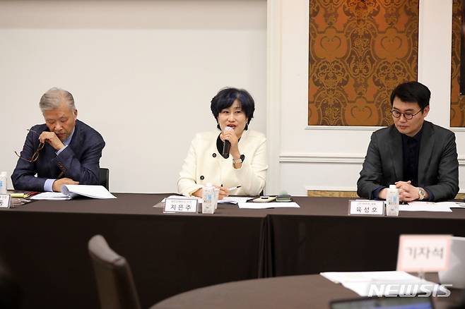 [서울=뉴시스] 박진희 기자 = 지은주 대전오페라단 단장이 25일 서울 서초구 예술의전당 무궁화홀에서 제14회 대한민국오페라페스티벌 기자간담회를 하고 있다. 제14회 대한민국오페라페스티벌 오프닝 콘서트 '오페라 갈라 콘서트'가 롯데콘서트홀에서 축제의 문을 연다. 예술의전당 오페라극장에서 글로리아오페라단의 '라 트라비아타', 라벨라오페라단의 '로베르토 데브뢰', 서울오페라앙상블의 '돈 조반니', 국립오페라단의 '일 트로바토레'가 공연되며, 예술의전당 자유소극장에서는 아트로의 어린이 오페라 '혹부리 할아버지의 노래주머니'(창작)와 오페라팩토리의 어린이 오페라 '빨간모자와 늑대'(번안작)가 관람객을 만난다. 특히 대전예술의전당에서는 축제의 첫 지역 공연으로 대전오페라단의 '카발레리아 루스티카나 & 팔리아치'가 무대에 올려진다. 왼쪽부터 장수동 서울오페라앙상블 단장, 지은주 단장, 육성호 아트로 대표. 2023.04.25. pak7130@newsis.com