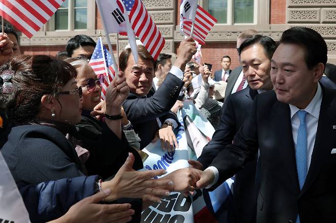 미국을 국빈 방문한 윤석열 대통령이 24일(현지시간) 워싱턴DC 숙소인 블레어 하우스에 도착, 교민들과 인사를 나누고 있다. 연합뉴스