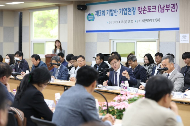 ▲염태영 경기도 경제부지사가 '기발한 기업현장 맞손토크'에서 발언을 하고 있다. ⓒ경기도