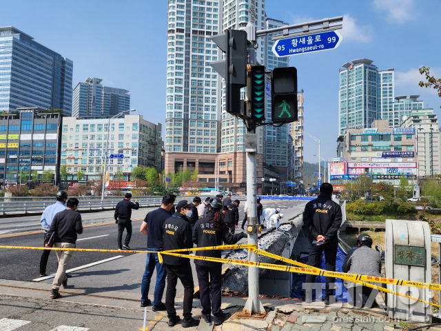 ▲지난 5일 붕괴 사고가 발생한 경기 성남시 정자교 사고 현장에서 경찰 등 합동감식반이 현장 감식을 진행 중이다. ⓒ프레시안(전승표)