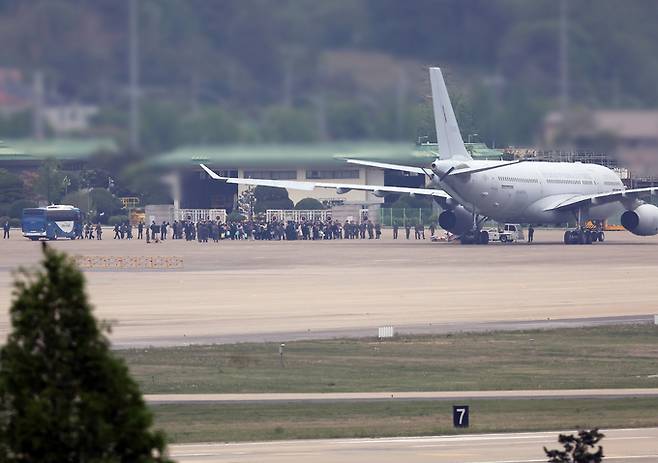 군벌 간 무력 분쟁을 피해 수단을 탈출한 교민 28명이 25일 오후 서울공항에서 우리 공군의 KC-330 '시그너스' 다목적 공중급유기 편으로 입국해 기체에서 내려 버스로 이동하고 있다.    연합뉴스