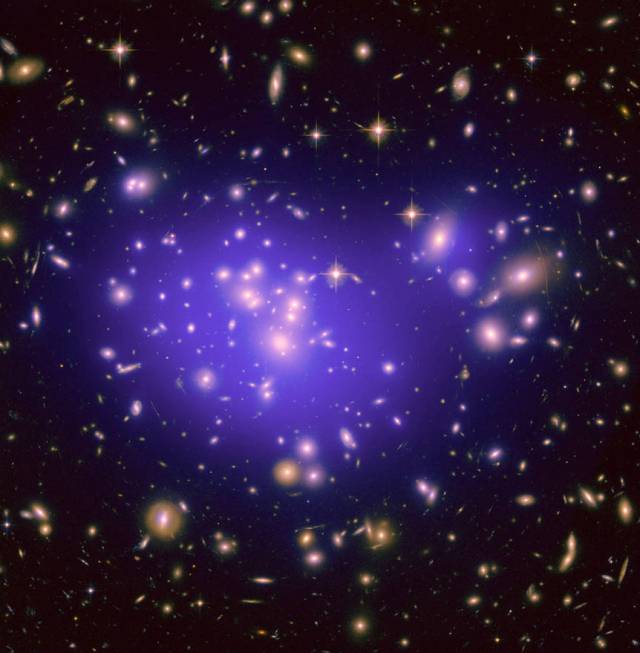 허블우주망원경이 촬영한 ‘아벨1689’ 은하단의 모습. 사진 제공=미국 항공우주국(NASA·나사)