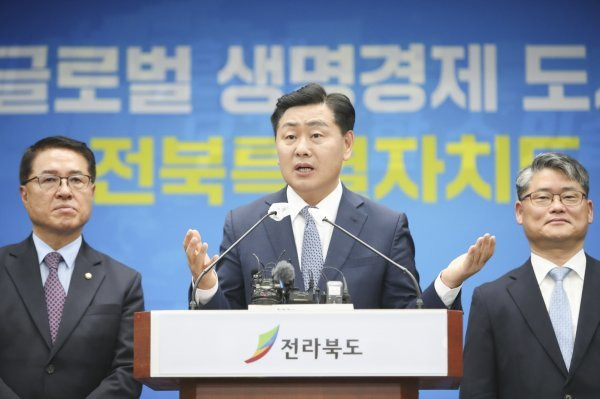 김관영 도지사가 25일 도청 브리핑룸에서 전북특별자치도 개정안에 대한 브리핑을 진행했다. 사진제공ㅣ전북도